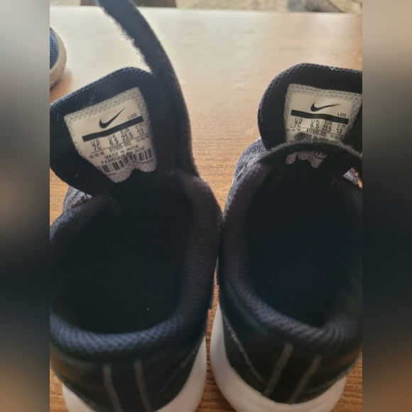 Toddler Nike sneaker size 7C - Picture 2 of 3